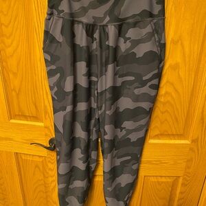 Old Navy Active Camouflage Joggers With Pockets
